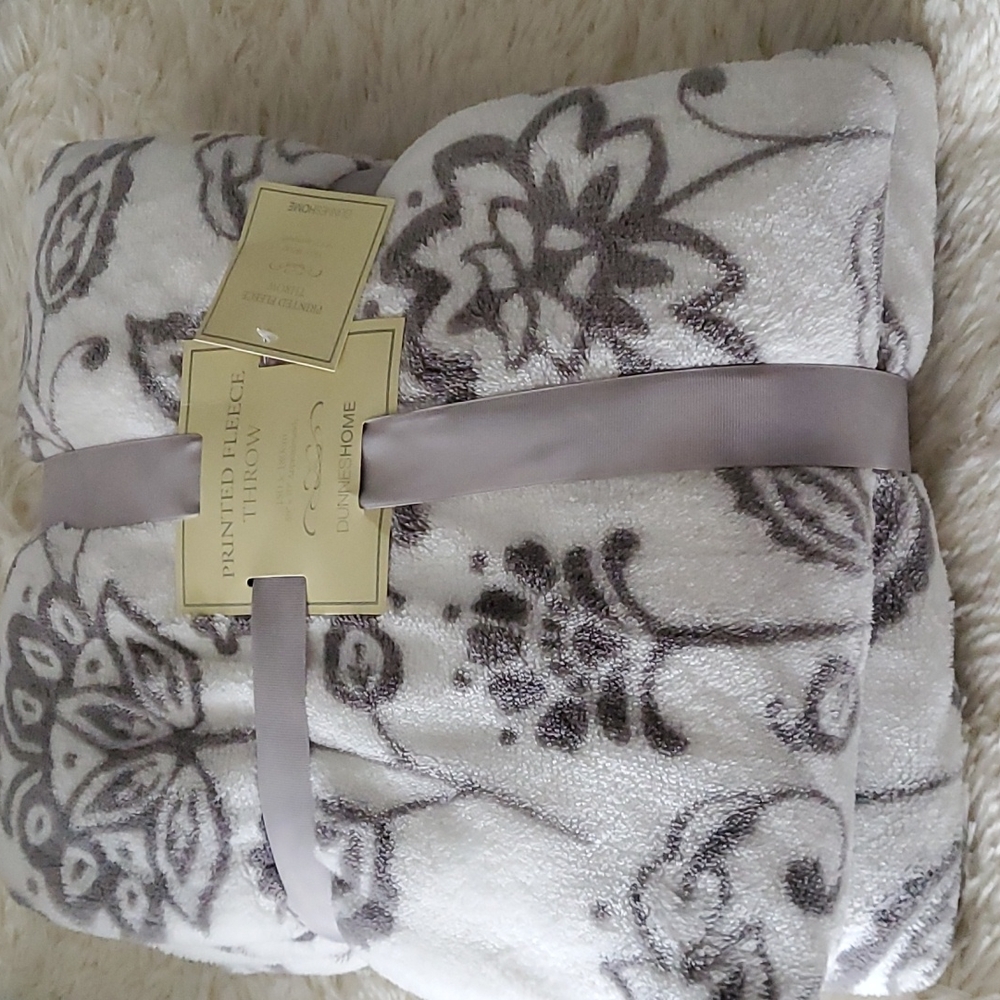 NWT Fleece Throw 59" x 70"